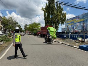 Satlantas Polres Wajo Amankan Arus Lalu Lintas Saat Sholat Jumat Depan Masjid Raya Sengkang