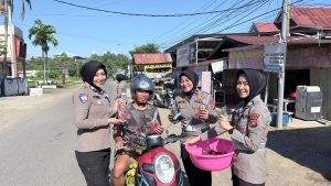 Polantas Menyapa: Pengendara Tertib di Mamuju Dapat Hadiah Sayuran Segar Hasil Kebun Ditlantas Polda Sulbar