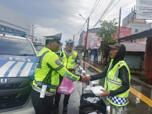 Jumat Berkah, Ditlantas Polda Sulbar Berbagi Makanan Gratis, Wujud Kepedulian Untuk Masyarakat