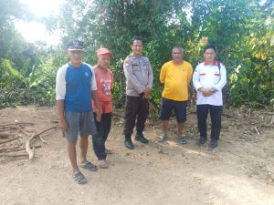 Respons Cepat Bhabinkamtibmas Polsek Urban Pitumpanua, Pipa Air Bocor Milik Warga di Dusun Mattirowalie Berhasil Diperbaiki