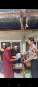 Di Tengah Santri Polantas Karib Tebar Kebaikan, Serahkan Al-Qur’an dan Bantuan Kebutuhan Pokok