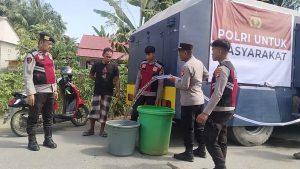 Polres Mamuju Tengah Salurkan Air Bersih, Warga Terdampak Kemarau Ucap Syukur