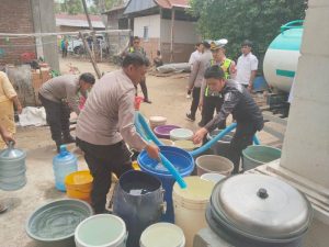 Atasi Kekeringan, Polres Polman Distribusikan 8.000 Liter Air Bersih, Warga Ucapkan Terima Kasih Tulus