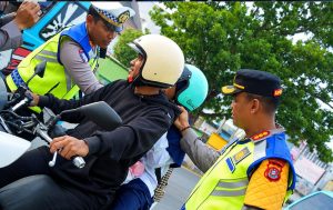 Kapolresta Kendari Pimpin Gatur Pagi, Pastikan Masyarakat Beraktivitas Aman dan Lancar