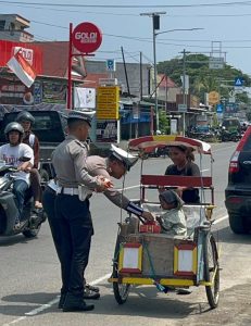 Jumat Penuh Berkah, Polantas Polda Sulbar Tebar Kebaikan, Hadir Membawa Harapan dan Senyum Warga